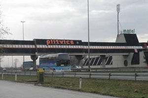 Zagreb, 10. siječnja 2010. na odmorištu Plitvice/zagrebačka obilaznica službenici inspekcije cestovnog prometa također su obavili kontrolu zakonitosti povremenog prijevoza putnika u cestovnom prometu